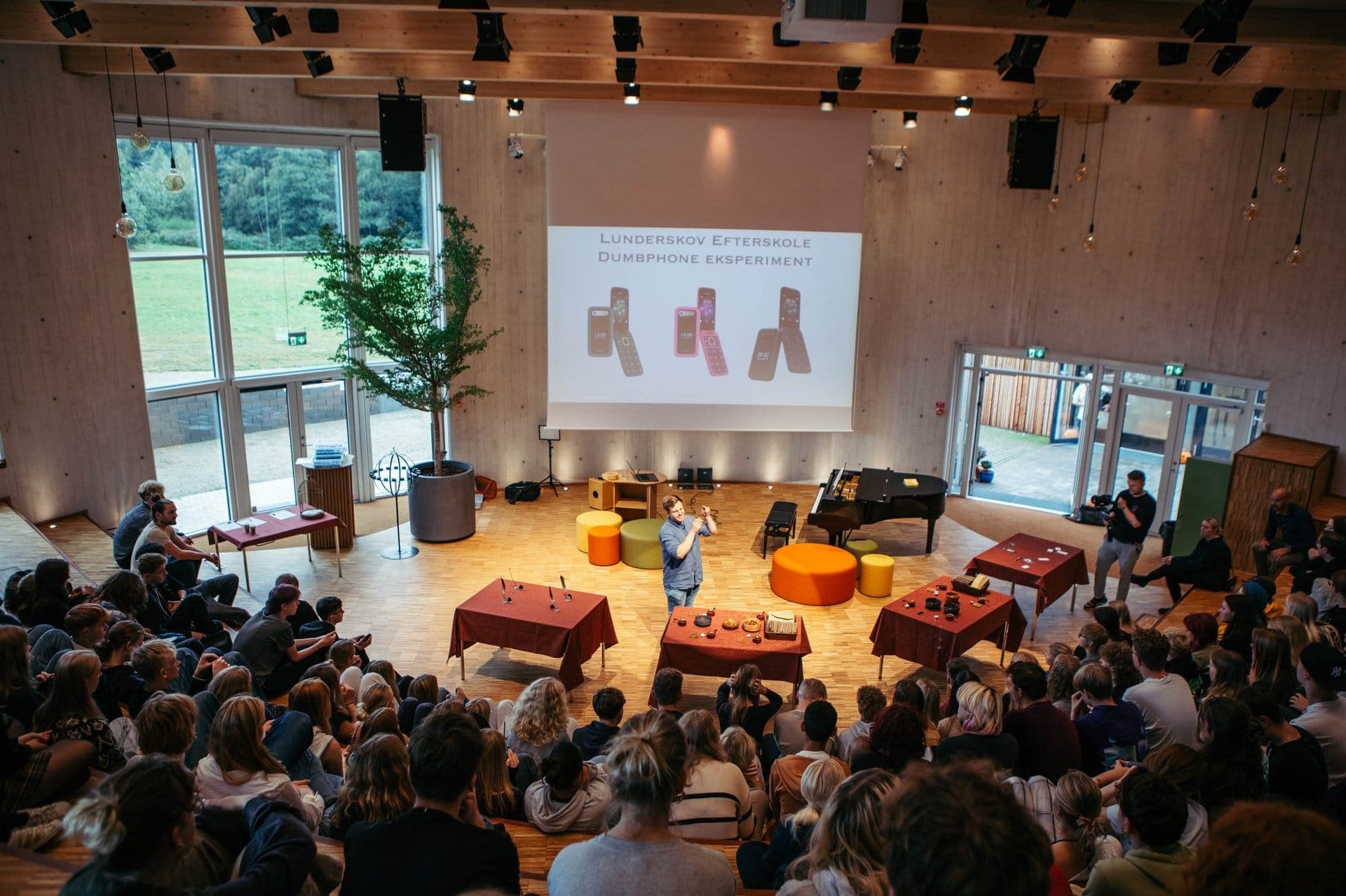 Arne Mathiasen holder foredrag for en hel årgang elever
